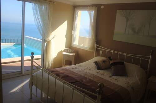 Villa avec piscine et magnifique vue sur la mer