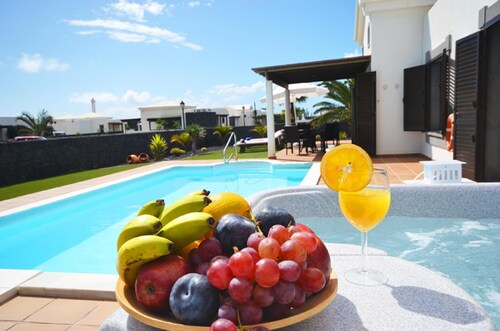 Villa en Playa Blanca con AC, piscina climatizada, Jacuzzi y Wifi