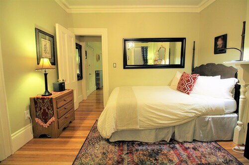 * Special! Cozy, L@@K Comfortable, Studio/Suite..Minutes to Center!