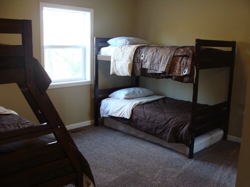 2 Bedroom, Full Kitchen, Dining Room, Living Room, Large Deck, Jacuzzi -Sleeps 8