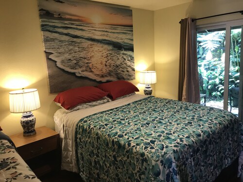 Jade Oasis with hot tub next to Volcanoes National Park.