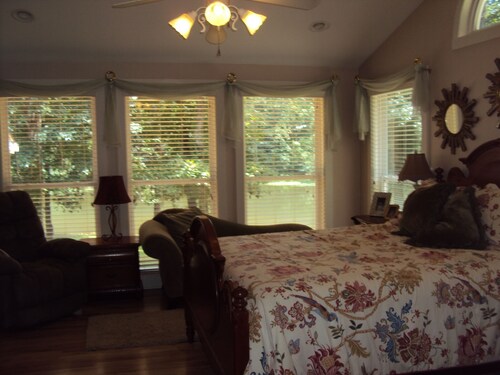 Lakefront Charm - Fun and Romance!