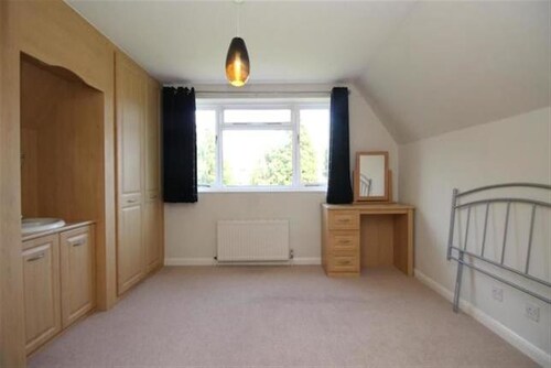Beautiful 4 Bedroom London House in Twickenham - Private Parking. Garden
