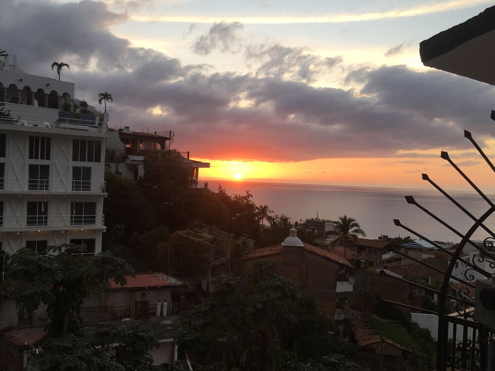 Premium Suite, 1 Bedroom, Ocean View, Mountainside - Guestroom View