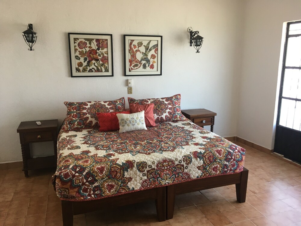 Premium Suite, 1 King Bed, Ocean View, Mountainside - Guestroom