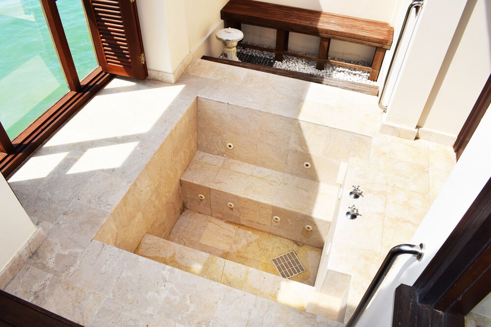 Deep Soaking Bathtub