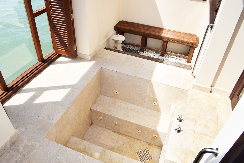 Deep Soaking Bathtub