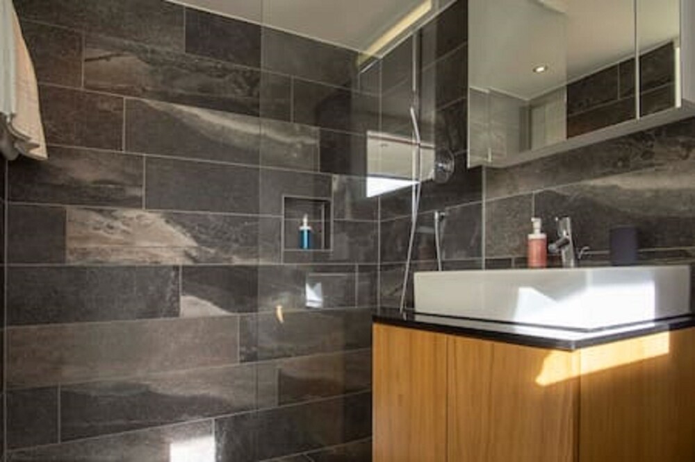Badezimmer (Weisshorn Deluxe, 2 Bedroom Luxury Apartment)