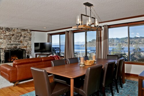 South Whidbey canal front, Indoor sauna, jacuzzi; community beach, kayaks!