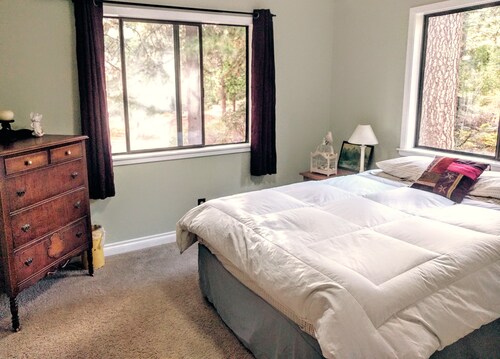 4BR retreat on 2.5 acres w/ views of Mount Shasta