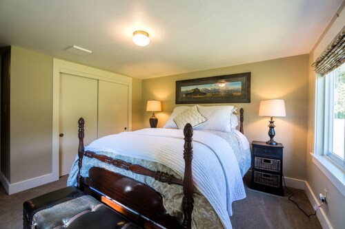 Warm and Inviting Riverfront Cabin Nestled on 630ft of Low Bank Yakima River!
