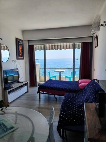 STUDIO A NICE- PROMENADE DES ANGLAIS au 4ème étage pour 2 à 4 personnes