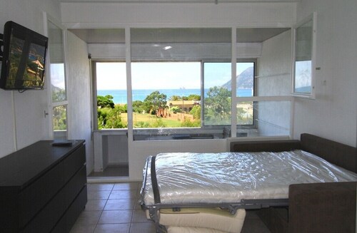Appartement vue mer panoramique, pieds dans l'eau pour 4 personnes.