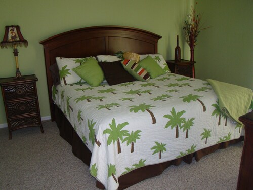 Luxury 3BR, Lakefront/Ground Level Condo, Breathtaking Main Channel view, Wifi