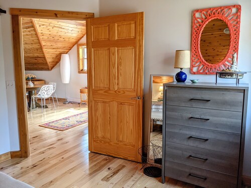 Starry Night. Bright and relaxing 2nd story guesthouse. WiFi. 2 miles from town.