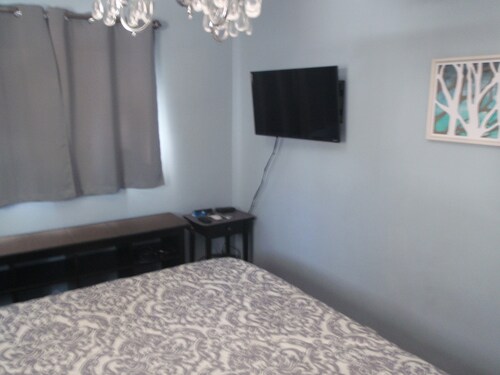 Boutique Cabin with Air cond/heat, 1 Bdrm near ski lifts, enclosed back yard