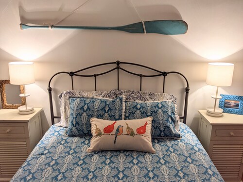 The Blue Pearl. Cozy fun cottage. Short walk to town. Wifi. Central air.