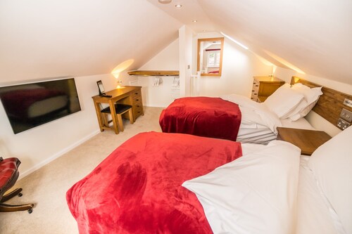 Heated indoor pool & spa, countryside holiday cottage near the beach & park