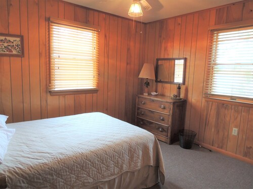 1/4 Block to Beach! Sweet Summer Cottage with Excellent Amenities!