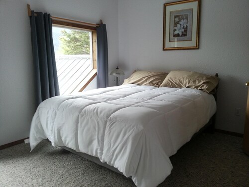 Cozy Cove Cottage - Peaceful, secluded, private beach, BBQ, washer/dryer