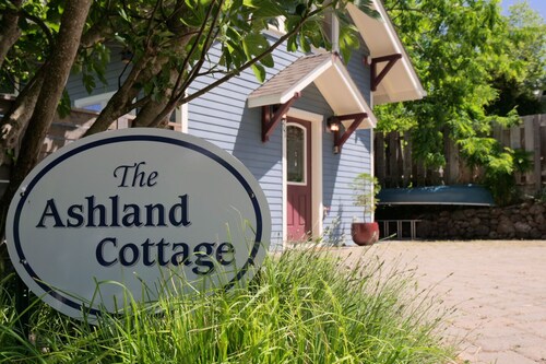 The Ashland Cottage, walk to town