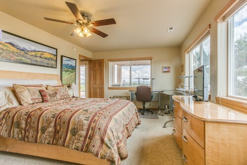Mountain top apartment overlooking city....mountain views and city lights....