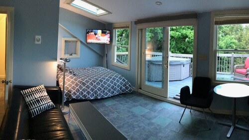 In Town Private Apartment with Hot Tub and Deck