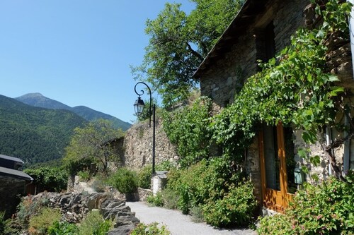 Chalet pyrénéen construit dans la roche, une vue spectaculaire sur les montagnes, ** maintenant avec wifi **