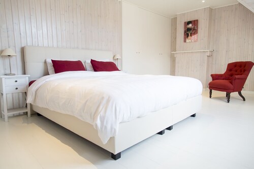 TWO WHITE PIGEONS - Stylish & Unique Holiday Home in the heart of charming Ypres