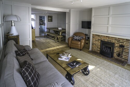 Where the heart of Lymington beats / the perfect New Forest base. Sleeps 10.