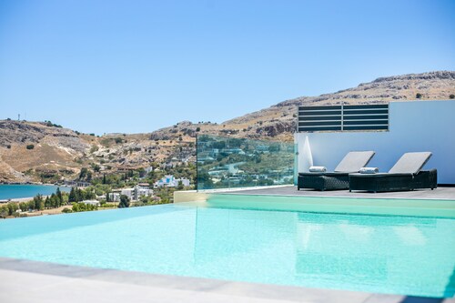 Villa beautiful decoration and superb sea view, heated pool