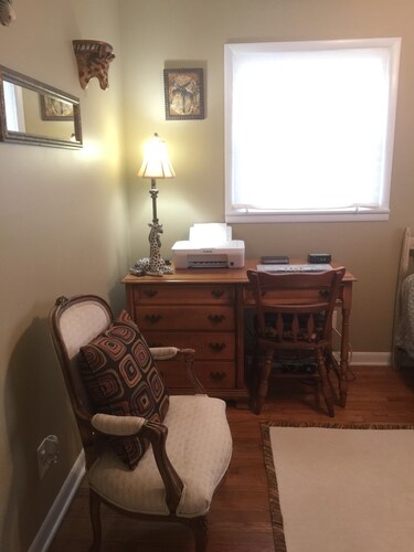 The Cozy Cottage - 2 bed, 1 bath, with Cable & WiFi!! Pet Friendly on 1/4 acre!