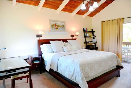 Air Conditioned Upstairs Studio W/reserved Parking; Pool, -wifi-walk to Beach