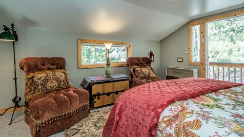 PRIVATE HOT TUB! 2 Level/2 BR/2 BA. Borders Wildlife Meadow. 14er Views. Cozy.