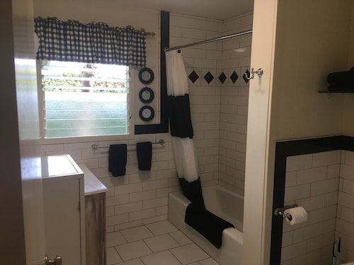 Kekaha Beach Bungalow FREE WIFI, Bikes and Boards Nov/Dec special $20 off/night