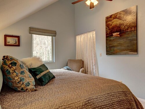 Private w/14er Views. Large New Hot Tub. Stream. Borders USFS 3 sides. Seclusion