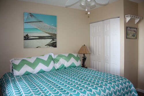Townhome Steps From the Beach, Newly Renovated, Quiet Neighborhood