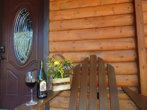 Rustic Log Cabin Retreat, Cayuga Wine Trail, Dogs Welcome, Open Year-round