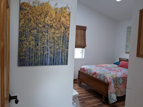 Mr. Moon's. Fun! Beautiful bright and relaxing home in town. Wifi.