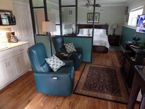 Private Luxury King Suite With Golf Course View - Best East End Location