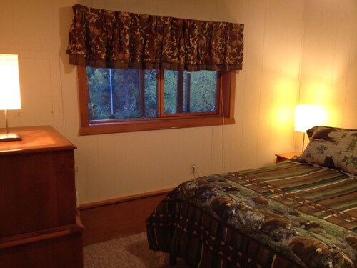 Hummingbird Hill-Mountain Lodge-Hot Tub,WiFi,Home Theater, Contact free check-in