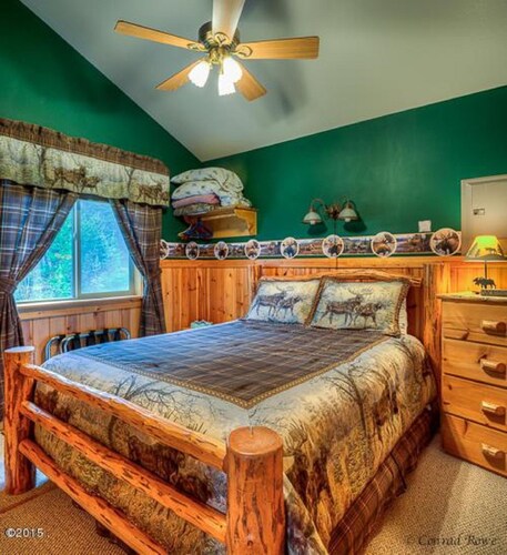 MOOSE CABIN – BEAUTIFUL PRIVATE SETTING, 6 MILES TO GLACIER PARK