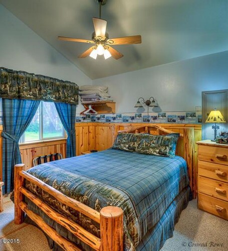 WOLF CABIN – BEAUTIFUL PRIVATE SETTING, 6 MILES TO GLACIER PARK