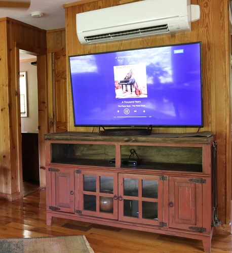 Mountain Getaway For Couples! 17 miles to Asheville, Pet Friendly, Hot Tub