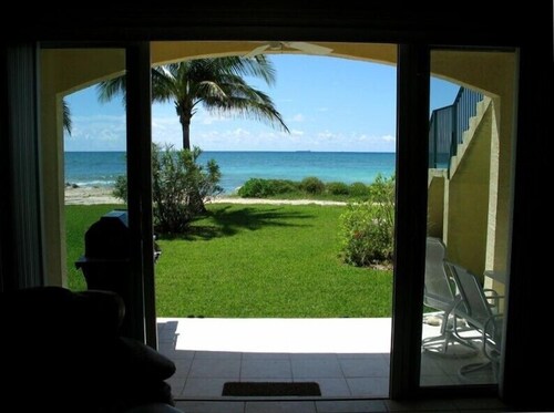 Luxurious Ocean Front Condo in the Bahamas STAY 6 NIGHTS and 7TH NIGHT IS FREE