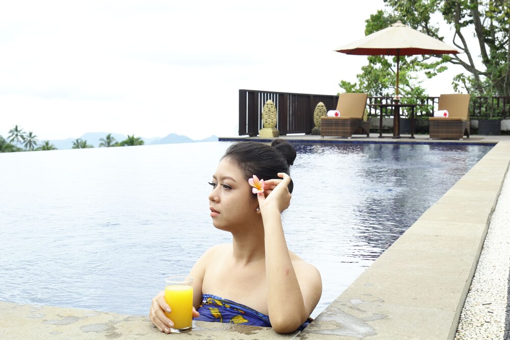 สระว่ายน้ำกลางแจ้ง