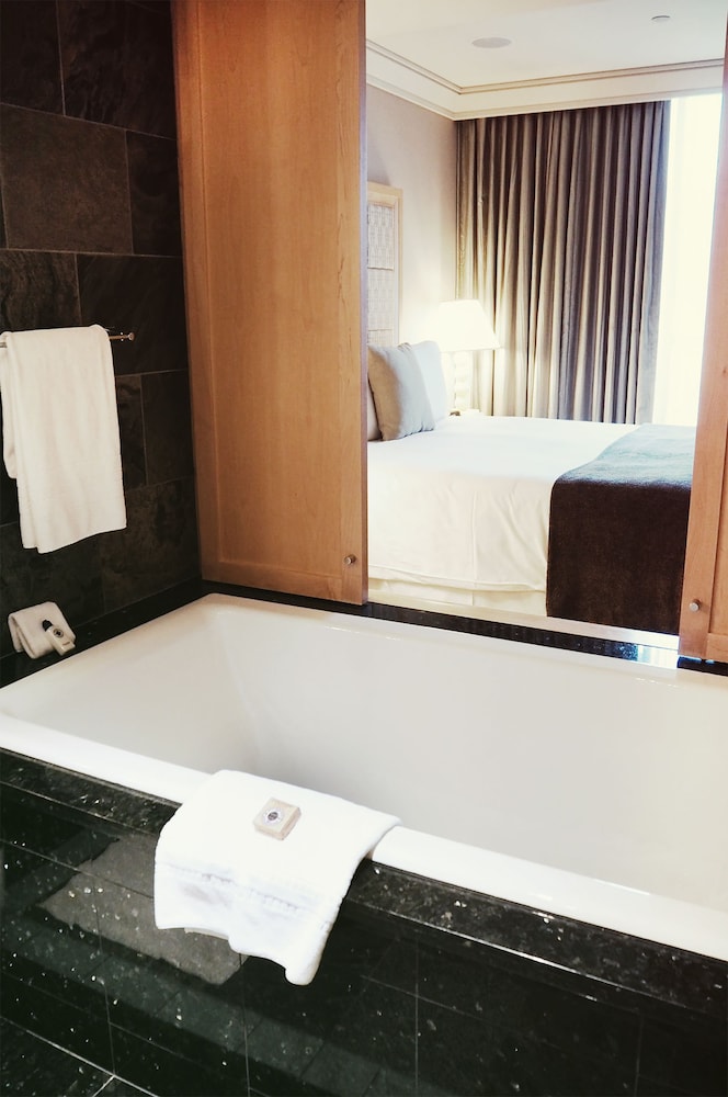 Deep Soaking Bathtub