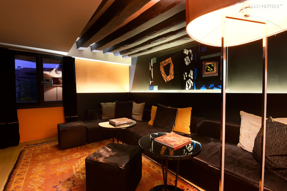 Hotel Lounge