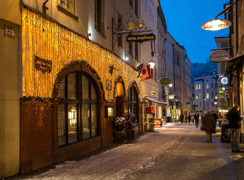 Hotelfassade am Abend/bei Nacht
