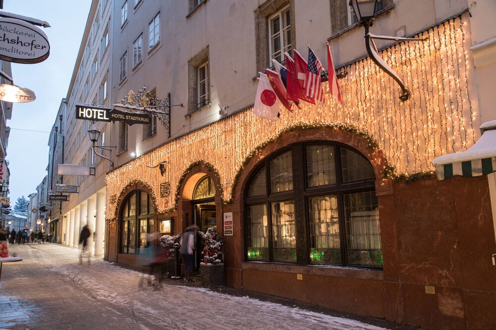 Hotelfassade am Abend/bei Nacht